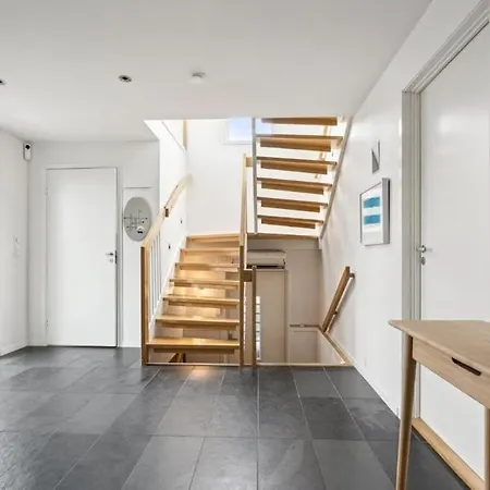 Walk To Ons In 2 Min, Spacious House, Gym & Parking Lägenhet