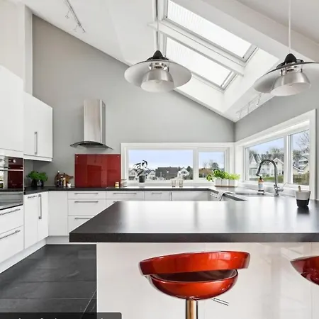 Walk To Ons In 2 Min, Spacious House, Gym & Parking