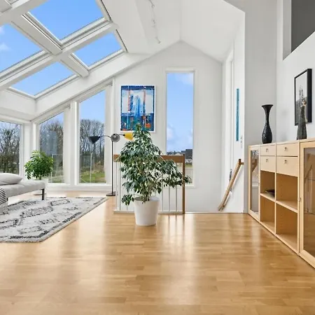 Walk To Ons In 2 Min, Spacious House, Gym & Parking *